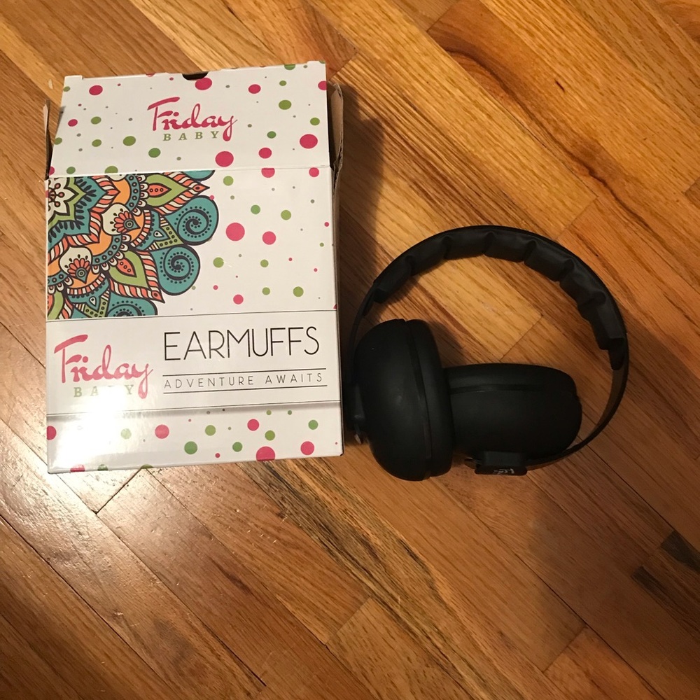 Baby earmuffs or ear phones to block sound